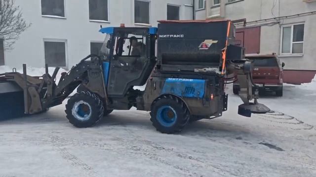 Митракс МП 1100 с тротуарной щеткой и пескоразбрасывателем