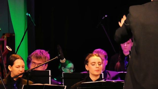 Огромный духовой состав в камерном звучании  расслабляющая мелодия.