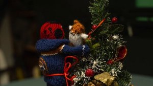 Полосатый хвост и зеленые лапки