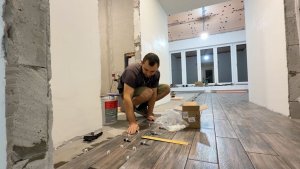 В доме снова тепло. Укладываем плитку в спальне. Делаем ремонт своими руками. Строим дом в деревне.