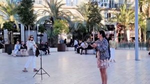 Русский парень поёт в Европе песню - Ветка сирени