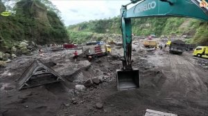 Строительство, экскаватор копает песок