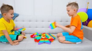 Влад и Ники играют с игрушками и развивают воображение