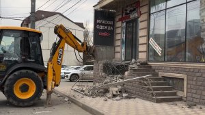 Проспект Акушинского очищают от незаконных  построек рекламных конструкций