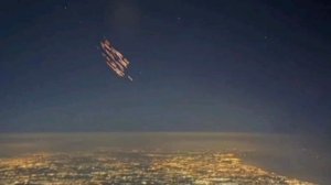 Иранская ракета с кластерной боеголовкой над Израилем. Вид с самолета.