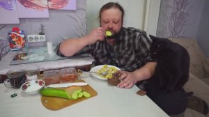 В ураганный ветер умчались кататься влюблённые оставив сына хозяйничать по дому ПОДВАЛ ИЛЬИЧА Сибирь