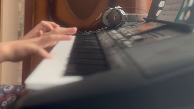 Я играю на синтезаторе🎹