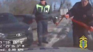 Липецкие полицейские предотвратили распространение огня от загоревшейся у детской больницы машины