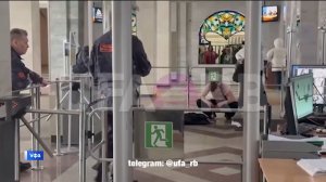 В Уфе пьяный полуголый мужчина пытался ворваться в университет