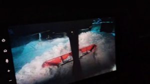 Задний снеговой отвал на машине в действии. Уборка парковки у объекта коммерческой недвижимости.