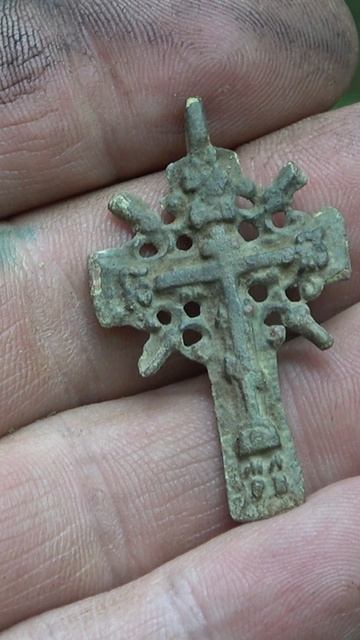 Старинный крест в лесу #shorts #находкисметаллоискателем #крестик #леснойкоп #другаяжизнь