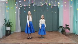 Гурова Валерия и Гурова Анна. Муз. В. Цветкова, сл. Н. Загуменниковой «Я живу в России!»