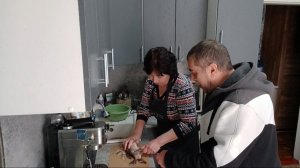 Посиделки 9 марта по соседски С утра сама себя припахала😀Володя купил карасей.Так и жизнь проходит