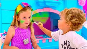 Настя помогает маме по дому!