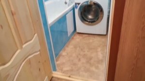 Ванная комната совменая с туалетом в деревенском доме у сесры