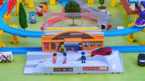 Поезда! Детская огромная железная дорога! Давай играть вместе!