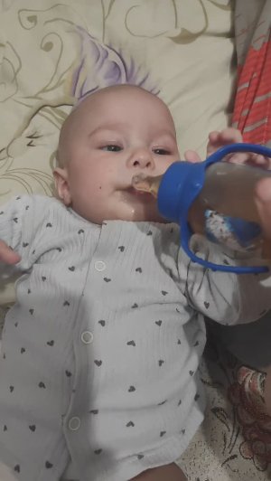 малыш кушает ням ням