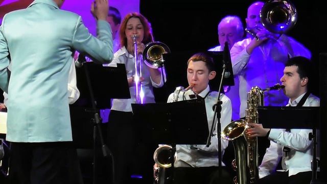 Феерия джаза: большой оркестр исполняет феноменальную джазовую пьесу — магия свинга и импровизации.