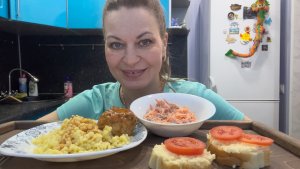 МУКБАНГ МАКАРОНЫ С ТЕФТЕЛЬКОЙ/САЛАТ МОРКОВКА С ЧЕСНОКОМ/БУТЕРБРОДЫ/MUKBANG ЕДА ОБЖОР