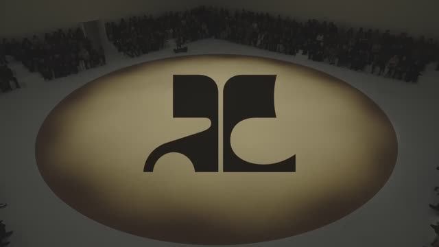 Показ женской коллекции Courrèges весна-лето 2023