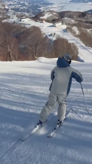 Передний упор врезает лыжу с носка