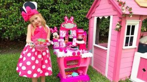 Настя ждёт Микки и Минни Маус и готовит на детской игровой кухне!...
