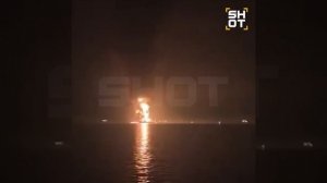 Нефтяной танкер взорвался у берегов порта Басры в Ираке, сообщил подписчик SHOT, который работает на