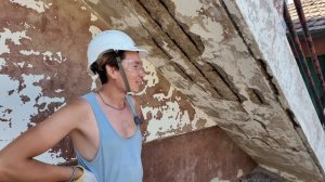 Такой подставы от лестницы я не ожидал! Снимаю старую краску с фасада (Дом в Португалии) Выпуск 28