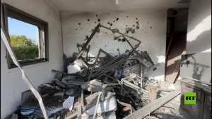 حفرة كبيرة ومبان متضررة جراء سقوط صاروخ أطلقه حزب الله في شمال إسرائيل