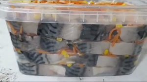 Кусочки скумбрии с овощами в маринаде