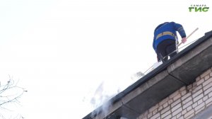 Активные работы по расчистке крыш от снега и наледи продолжаются в Самаре