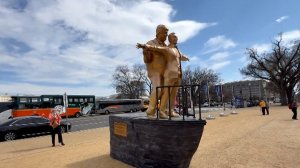 В Вашингтоне установили 4-метровую статую Трампа и Эпштейна