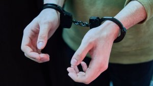 Три месяца вахты и виски: дебошир устроил погром в самолете Москва — Омск