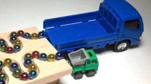 Залипательное видео с горкой и шариками для детей. Использую:горку и шарики. #дети #видеодлядетей