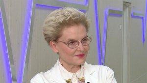 Елена Малышева принимает поздравления с днем рождения.