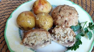 Шляпки шампиньонов, фаршированные мясной начинкой, запеченные с картофелем.