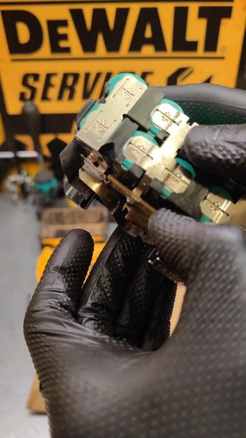 Не работает и не заряжается аккумулятор DeWALT DCB205 #деволт #tools #dewalt