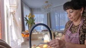 Пикирую перцы. Поездка за весенними обновками. Готовлю обед.