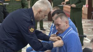 Проходящих лечение в госпиталях Москвы военных наградили