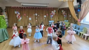 танец стирка с платочками младшая группа