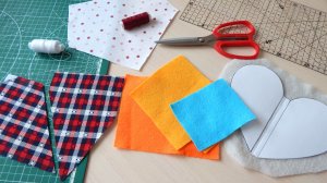 За полчаса сотворила такую красивую и главное нужную вещичку. Игольница сердечко из фетра и ткани.