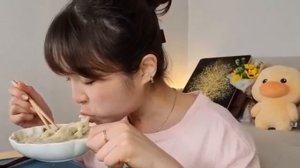 Мукбанг холодная лапша и кимчхи Еда на камеру