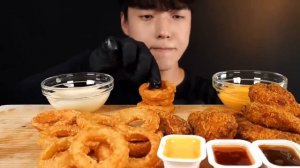 Мукбанг луковые кольца и курица Еда на камеру