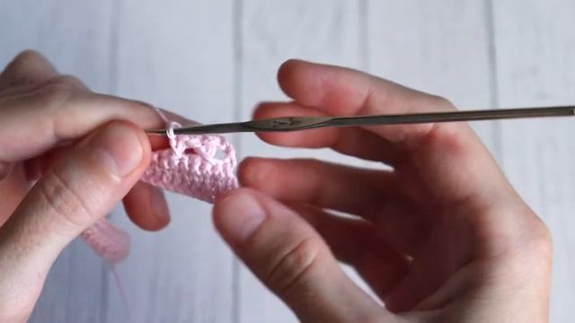 Эта кайма крючком очень красиво смотрится в изделии. Показываю как связать такую