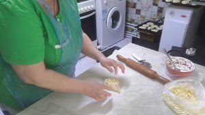 Пирожки леплю, пеку и жарю.
