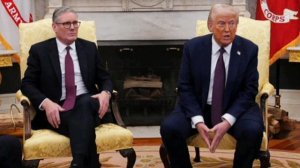 Трамп стигает стармера,тот бледнеет.