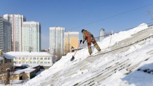 В Екатеринбурге от снега очищено уже 65 % крыш