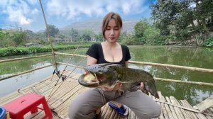 Деревенская девушка поймала большого сома. Удачный день рыбалки на плоту. Жизнь во Вьетнаме