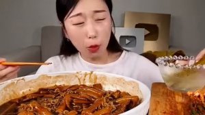 Мукбанг фасолевая лапша и рыбный пирог Еда на камеру