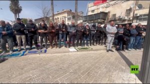 مع استمرار إغلاق المسجد الأقصى.. مصلون يؤدون صلاة الجمعة الأخيرة من رمضان مقابل باب العامود